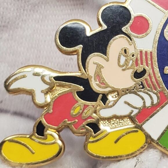 Disney Parks WDW Mickey Mouse & EPCOT Enamel Circle of Flags Pin ERROR Pin - Picture 2 of 10